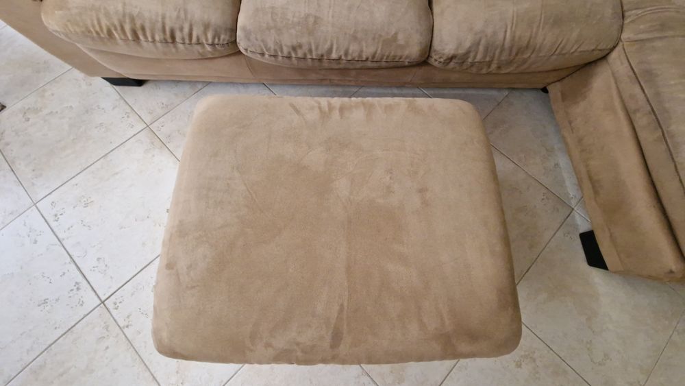 Sofá chaise long com 3 lugares e puff grande