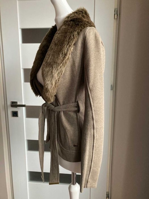 Nowy luksusowy brązowy żakiet bluza Armani Exchange futerko