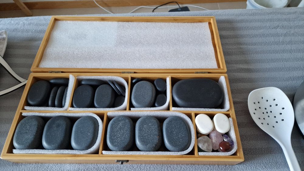 Conjunto de 64 pedras de basalto/ pedras quentes c/caixa - Massagem