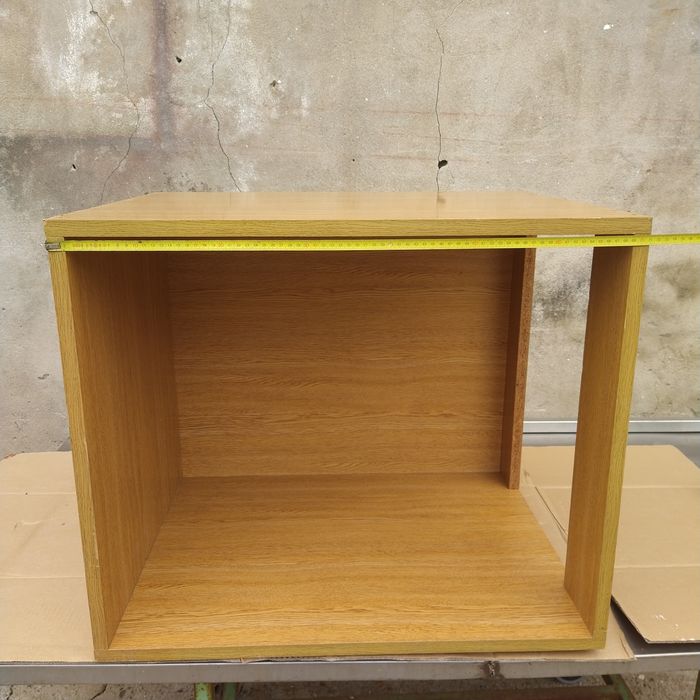 Estantes para exposição ou para outras utilidades.