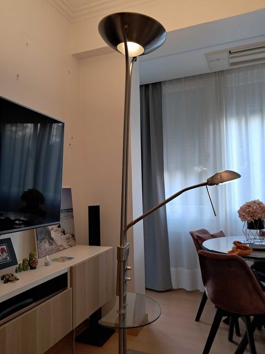 Candeeiro de Pé LED CristalRecord Alari com Dupla Luz, Prateleira e USB