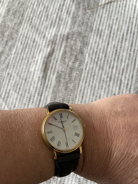 Relógio  Tissot clássico, números romanos