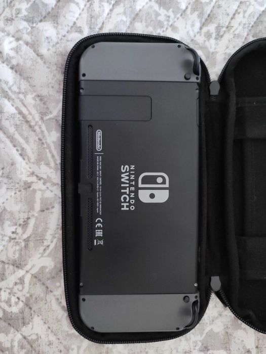 Consola Nintendo Switch com bolsa de transporte