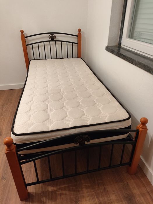 OPORTUNIDADE Cama em Cerejeira e Ferro 190x90 com colchao
