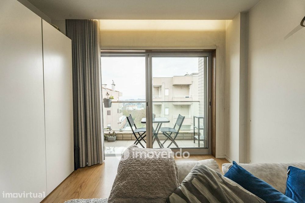 Apartamento T3 com garagem e áreas amplas, em Braga