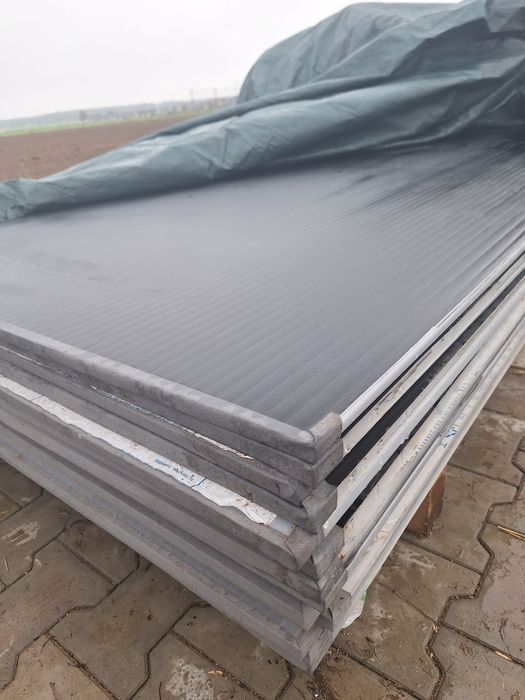 Poliwęglan komorowy mleczny gr. 16m - oklejony czarna folią