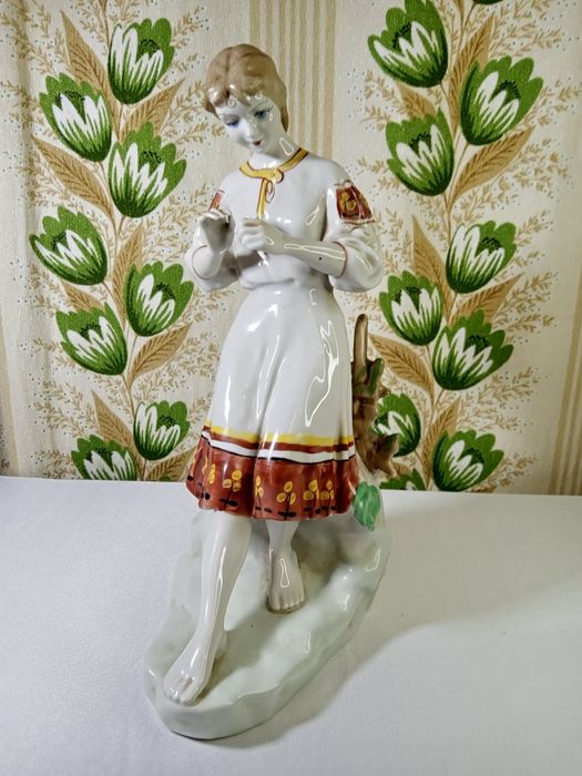 Статуетка фарфорова Дівчина гадає на ромашці УРСР 30см