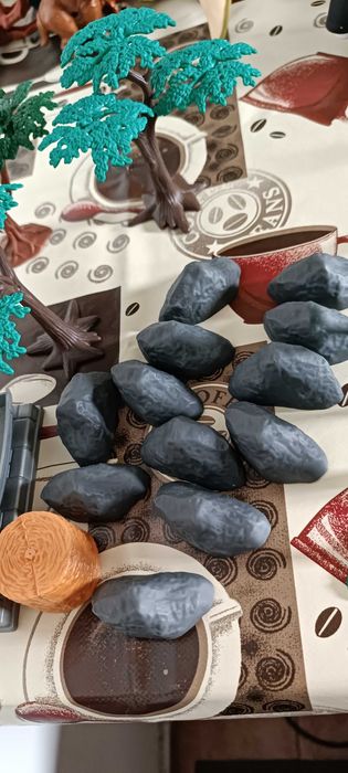 Conjunto de árvores e rochas