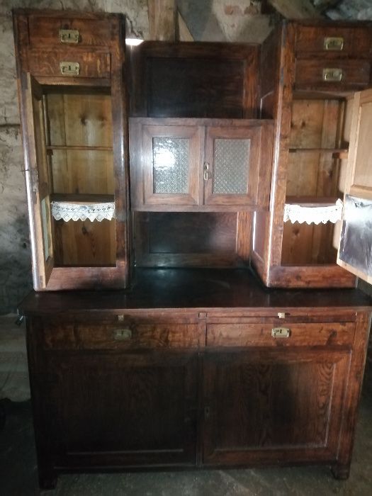 Duży  stary kredens