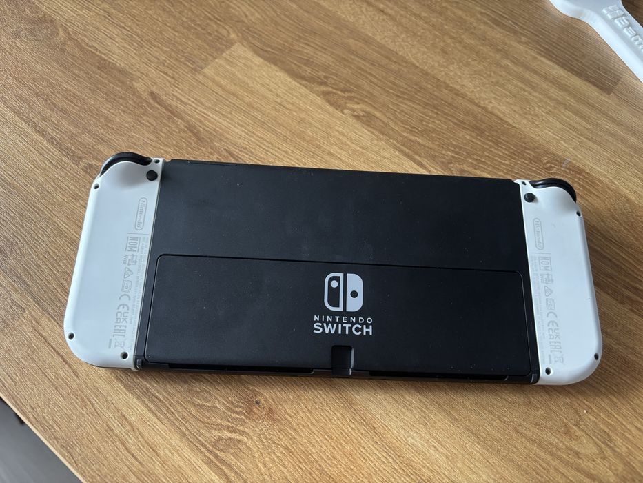 Nintendo switch oled + grip i etui skull&co