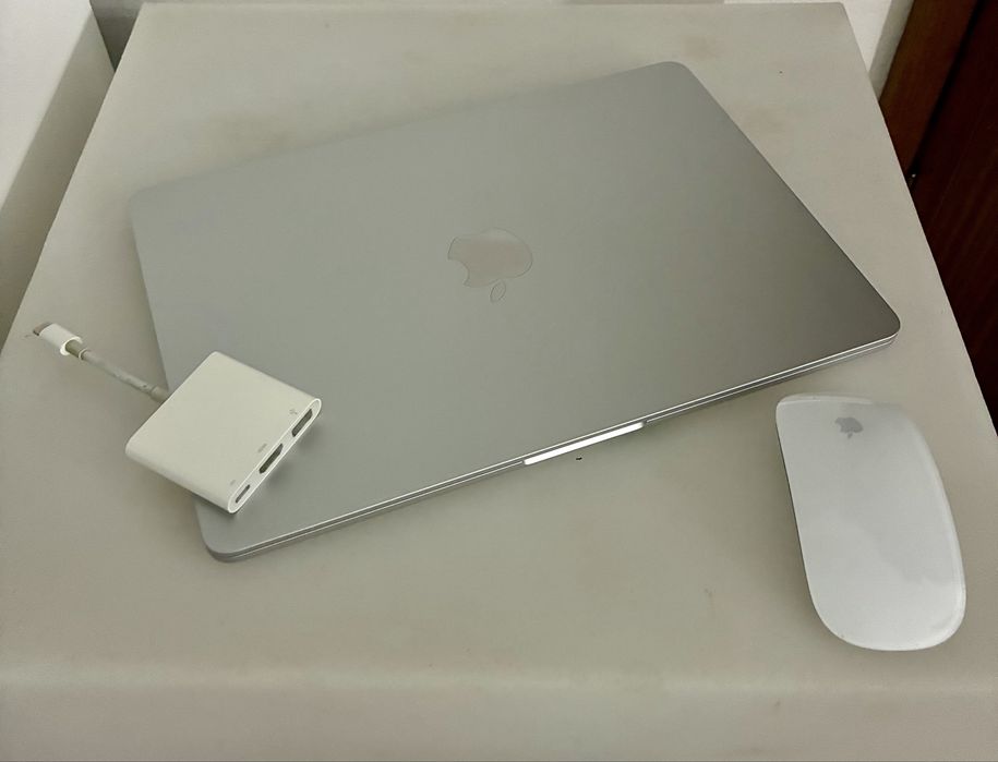 MacBook Air (M2, 2022)