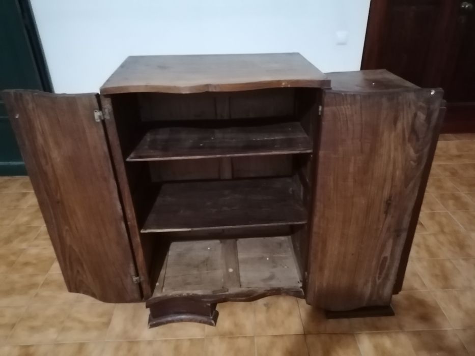 Móvel antigo com 2 portas e 4 gavetas