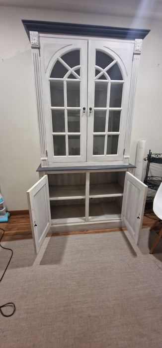 Cristaleira em madeira maciça