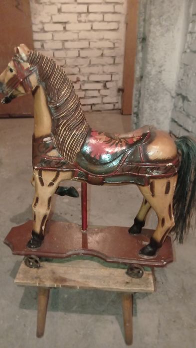 Stary konik drewniany na kółkach