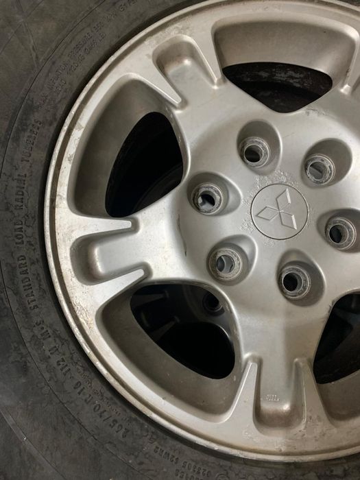 Conjunto de jantes e pneus Mitsubishi Pajero