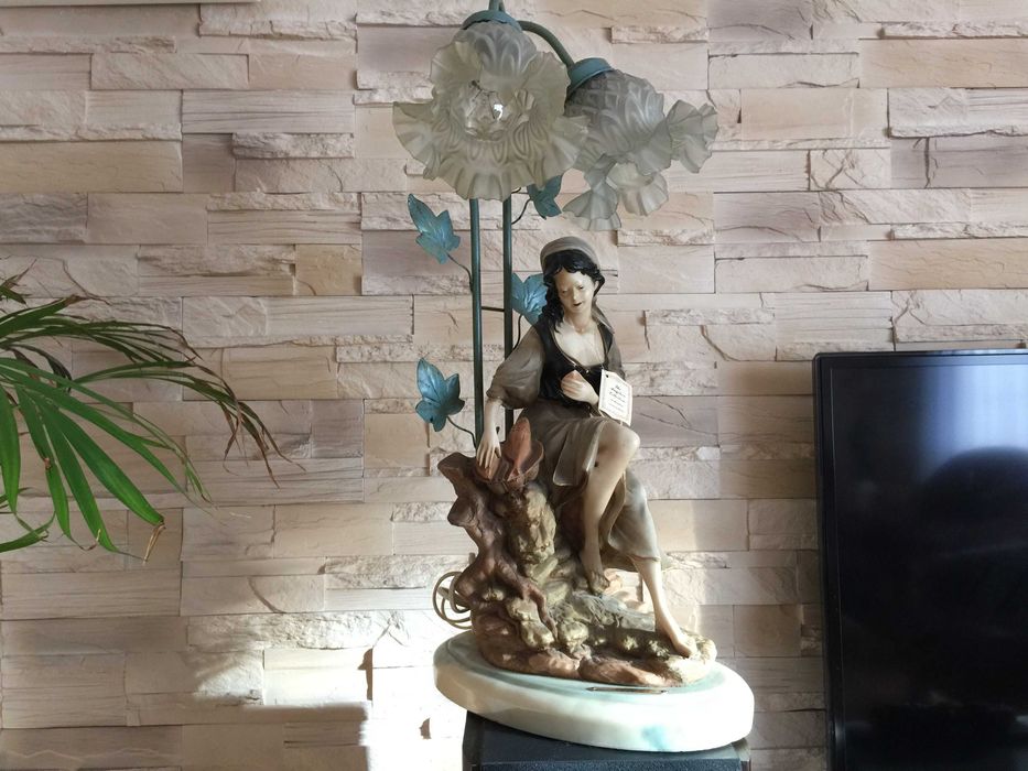 Piękna Włoska Lampka Nocna Postaciowa Marmur Alabaster
