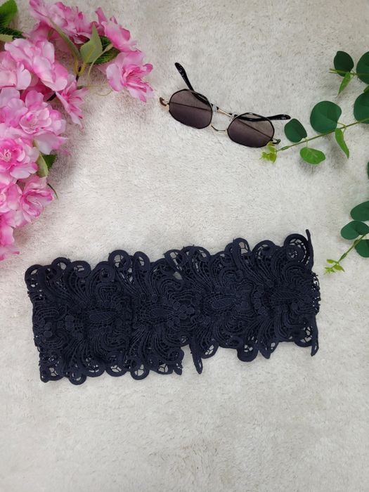 Czarny koronkowy pas gorsetowy
