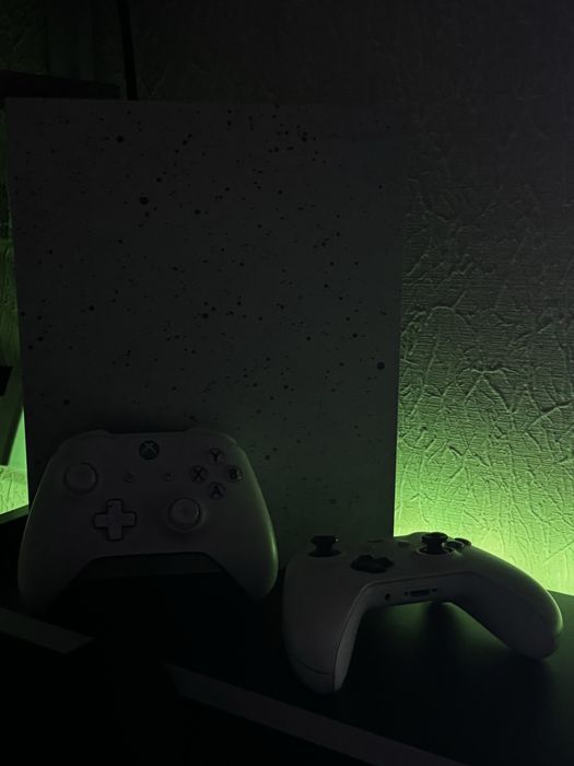 Продам xbox one x  в ідеальному стані