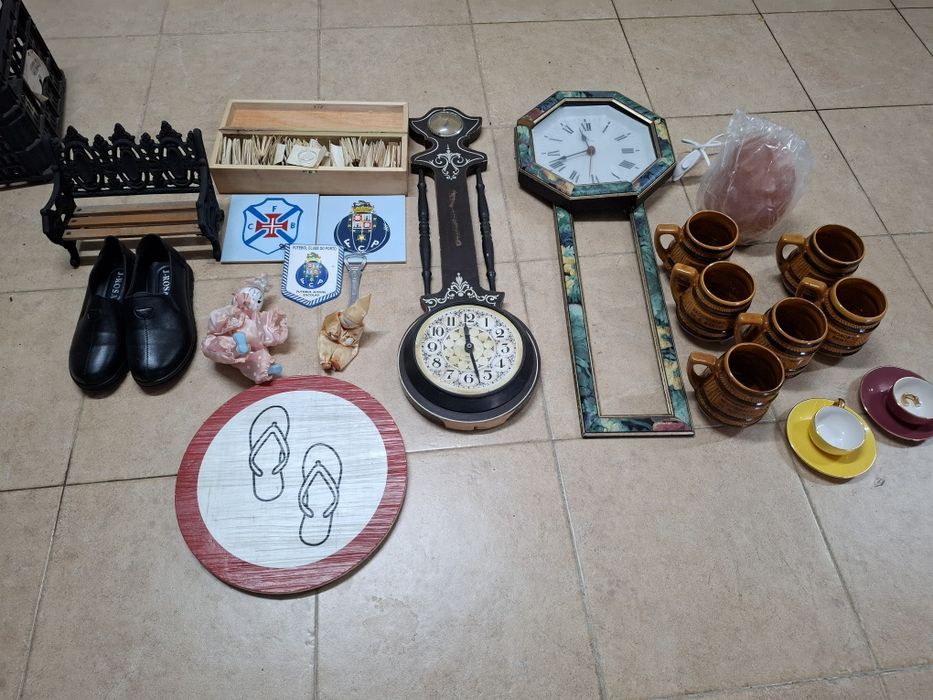 Vende se 5 cestos de artigos novos, usados,antiguidades  vender  junto