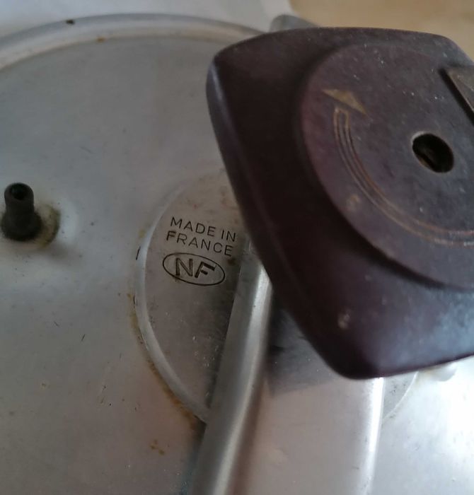 Panela de pressão grande, usada