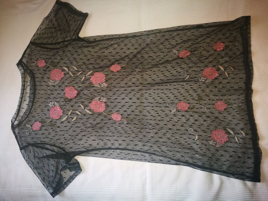 Elegancka koronkowa sukienka z haftem