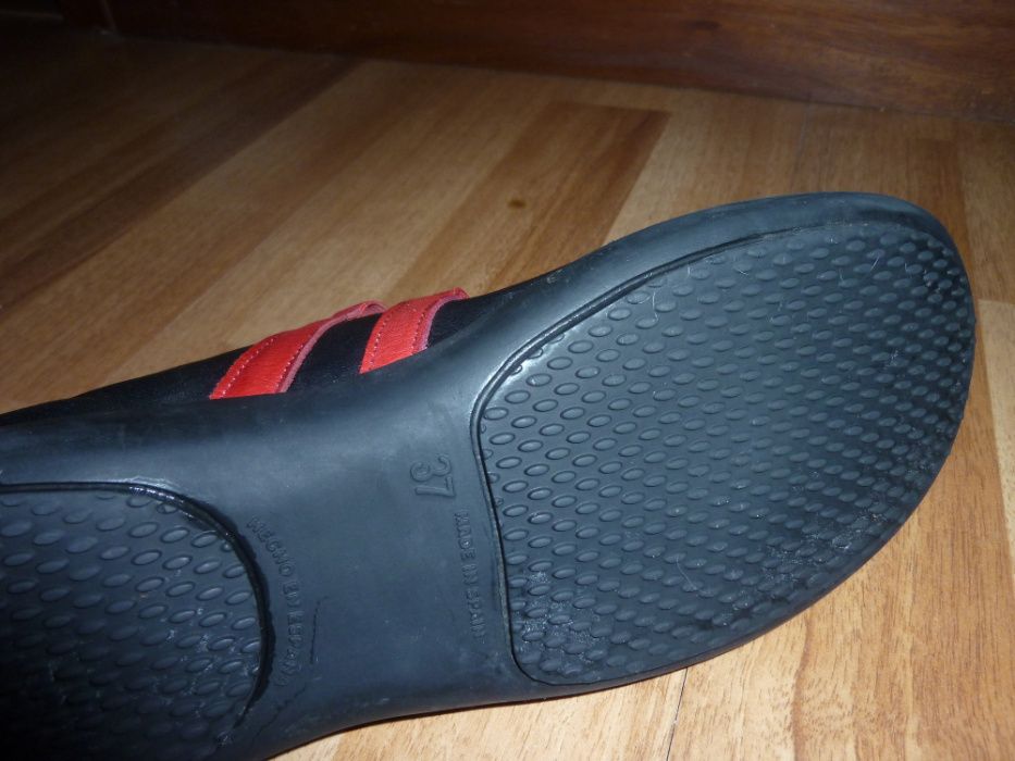 Sapatos pretos / sabrinas em pele