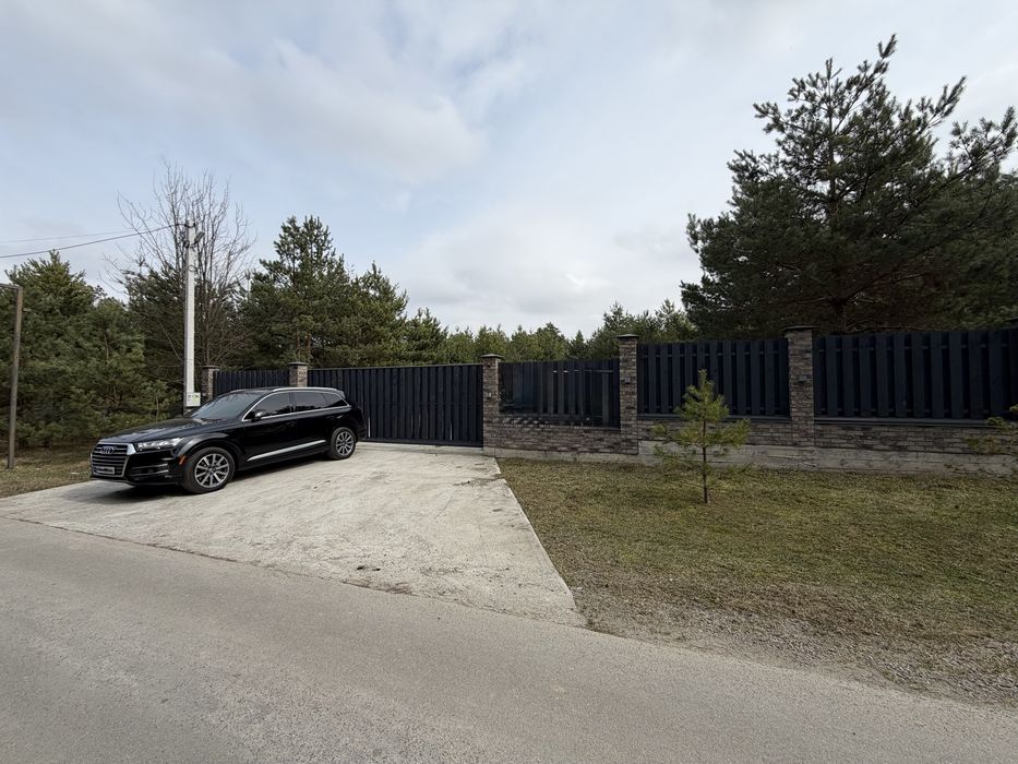 Продам будинок з ремонтом 100 м2 з фундаментом під основний дім 323 м2, ділянка 25 соток в сосновому лісі с. Бобриця. Без комісії!
