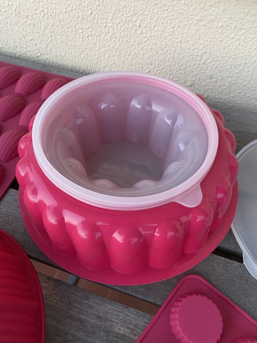 4 formas silicone e 1 plástico