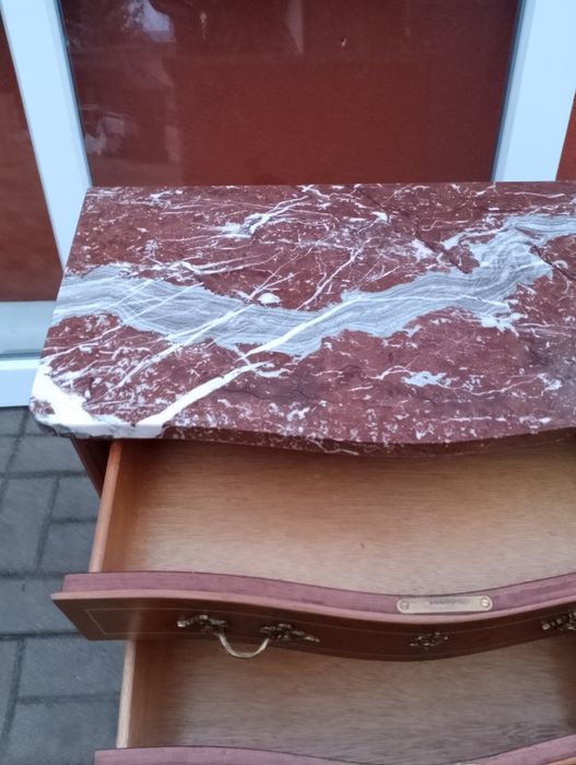 Piękna szafeczka do przedpokoju