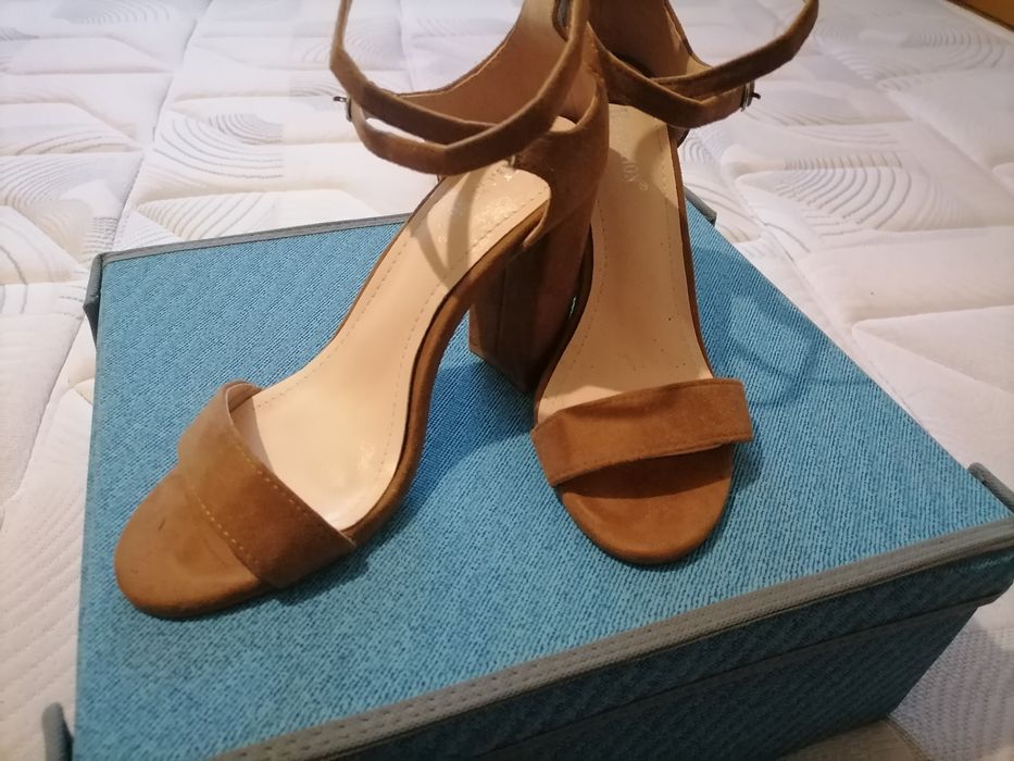 Sandália de salto alto novas