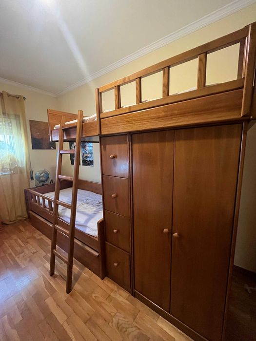 Vendo cama beliches com roupeiro.