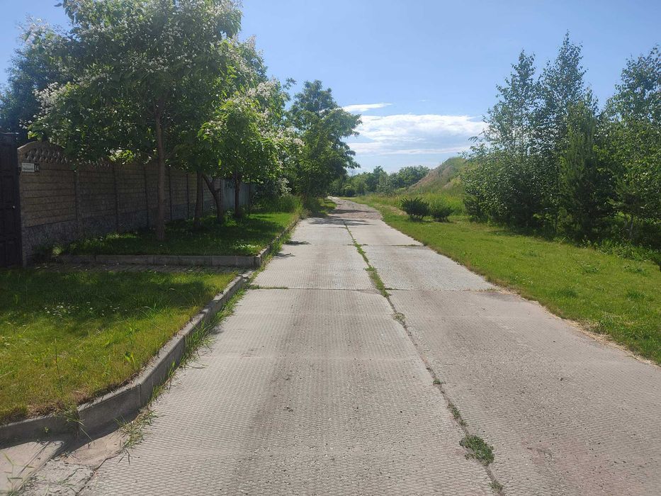 Павленки ( ул. Уграицкого- в начале коттеджного района)! Участок 12 соток. Район ул. Ньютона