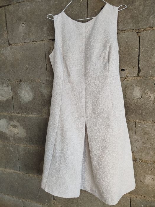 Vestido cinza claro com brilho.