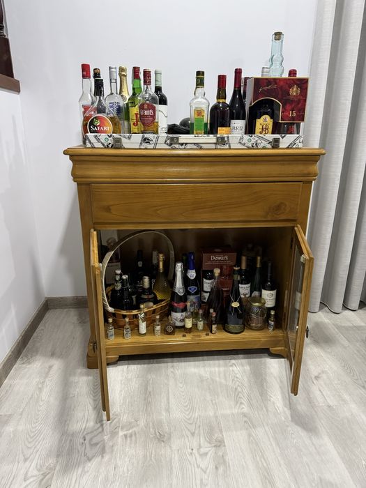 Móvel Bar em Madeira com Portas em Vidro