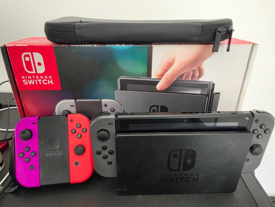 Vendo Nintendo Switch c/ Caixa e Dock + 2 Pares de Joy-Cons + Extras