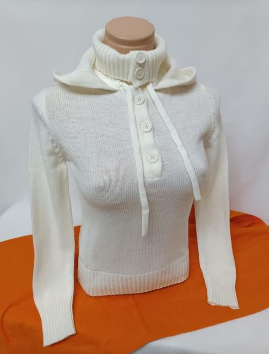 Милий светрик молочного кольору