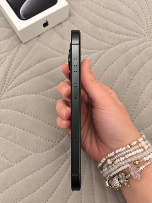 iPhone 15 Pro 128 GB Black Titanium + 5 etui + pudełko