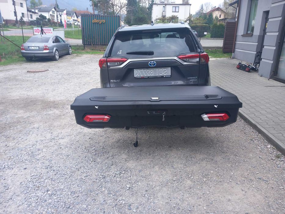 Box na hak holowniczy Thule Arcos + system nośny - duży, solidny box 450 ltrów pojemności, umożliwia przewóz nart do 180 cm długości