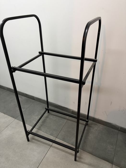 Metalowy stojak na 4 opony