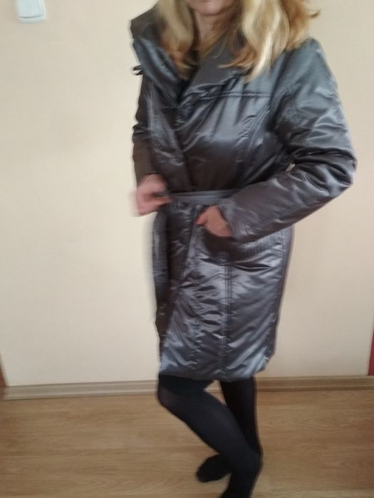 Ładny płaszczyk w modnym kolorze