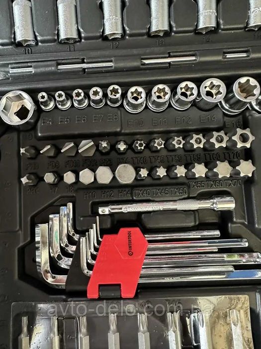 Набір інструментів INTERTOOL Storm 233 предмети ET-8233 CrV у кейсі