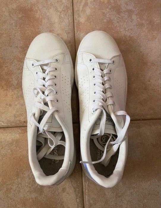 Adidas com parte holográfica