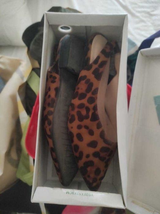 Lote de roupa e acessórios de mulher