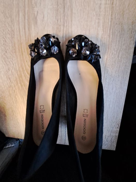 Czarne buty na słupku