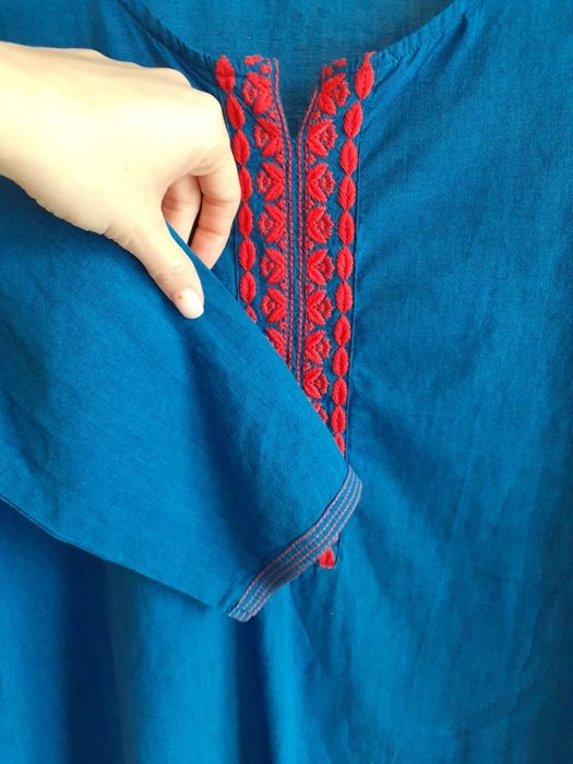 Efektowna bluzka w rozm M kobaltowa haft