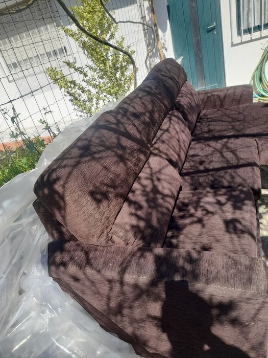 sofá de cor castanho