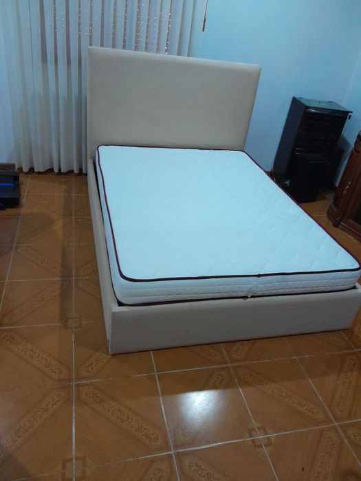 Cama semi nova em ótimo estado
