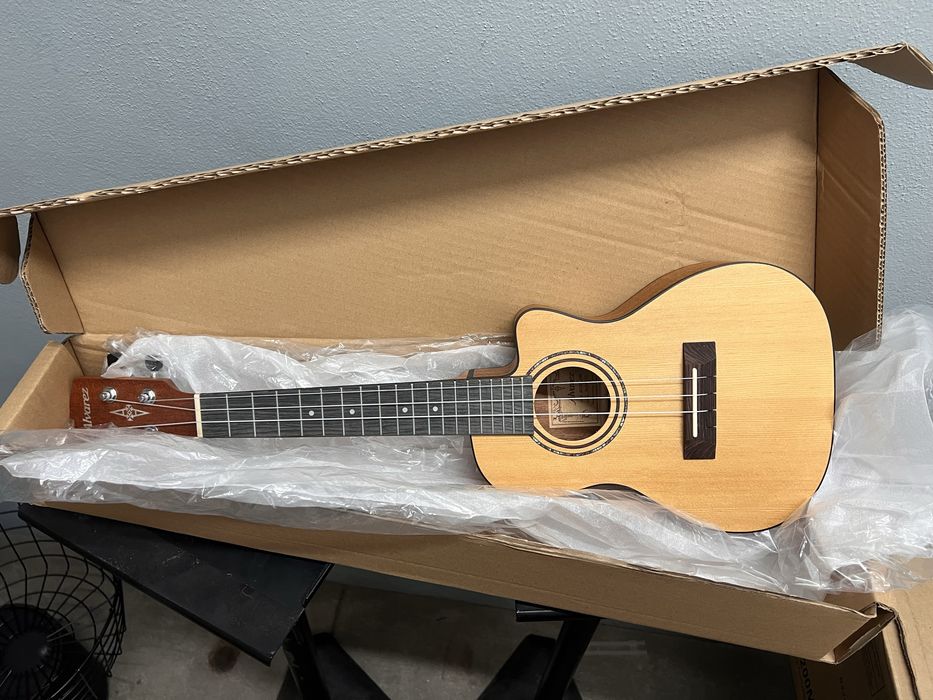 Alvarez RU26CCE Concert Cutaway Acoustic/Electric Ukulele