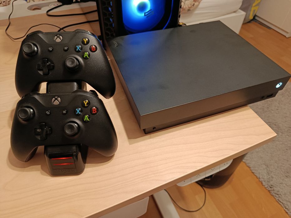 Xbox One X 1TB + 2 pady + ładowarka + gry | stan bdb