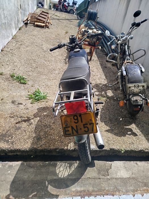 Motorizada fundador com documentos